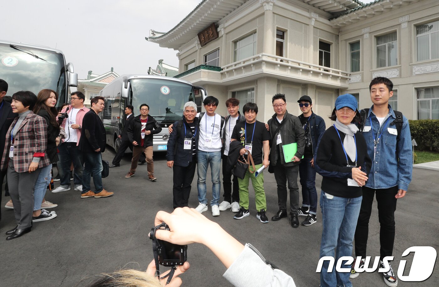 본문 이미지 - 2일 오후 평양 냉면 전문점인 옥류관 앞에서 이선희 등 남북평화협력기원 남측예술단원들이 점심식사에 앞서 기념촬영을 하고 있다. 2018.4.2/뉴스1 ⓒ News1 평양공연 사진공동취재단