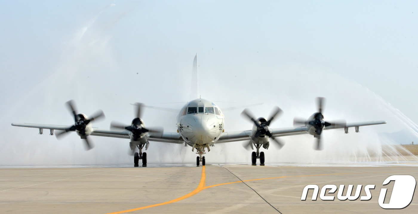 (포항=뉴스1) 최창호 기자 = 해군 6항공전단의 P-3C해상초계기가 2일 오후 해상작전을 마친 후 포항공항 활주로에서 린스(세척)작업을 하고 있다. 린스 작업은 해상작전을 마친 …