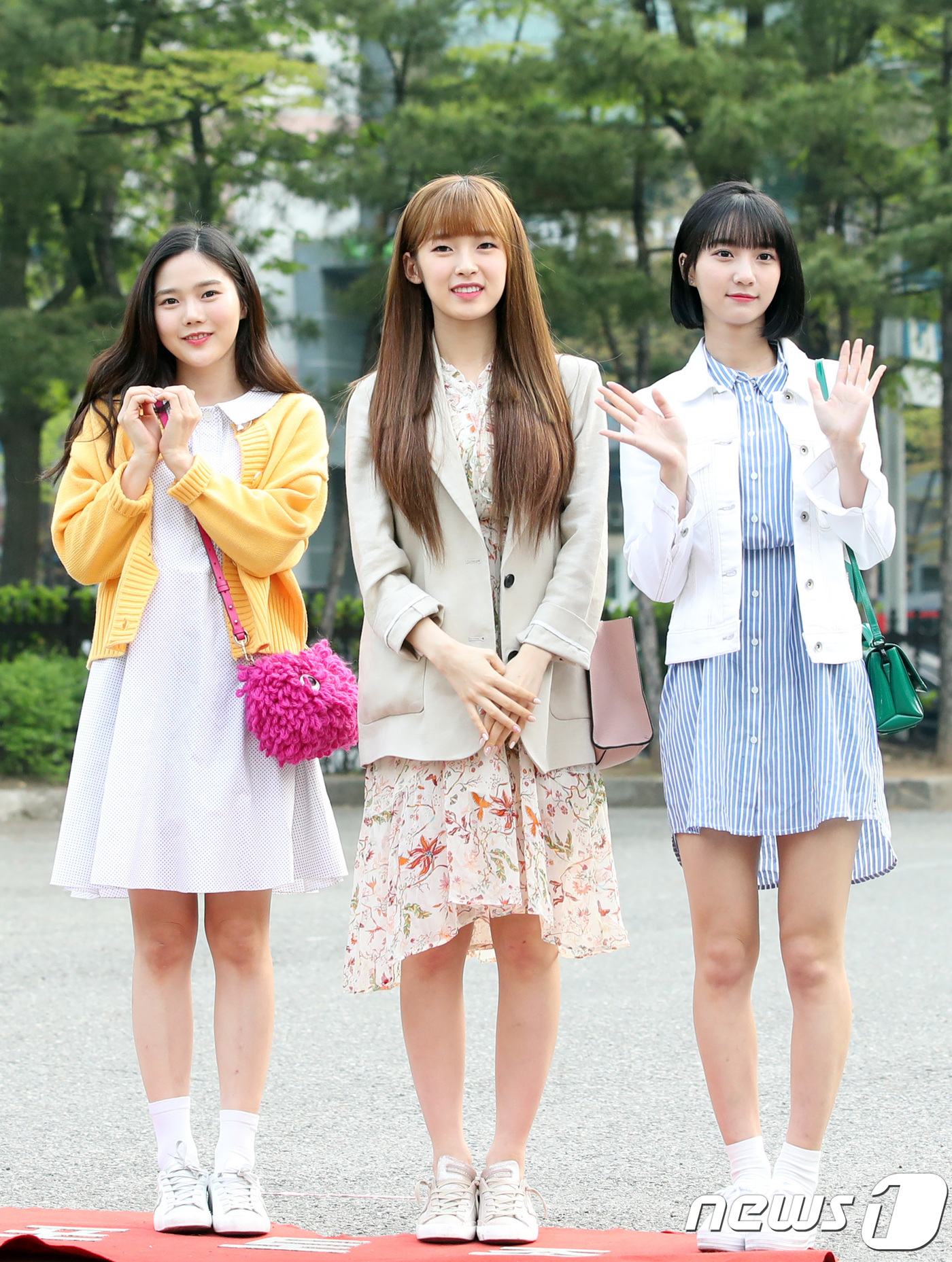 (서울=뉴스1) 권현진 기자 = 오마이걸 반하나 효정(왼쪽부터), 아린, 비니가 20일 오전 서울 여의도 KBS 신관 공개홀에서 열린 KBS 2TV '뮤직뱅크'(뮤뱅) 리허설에 참 …