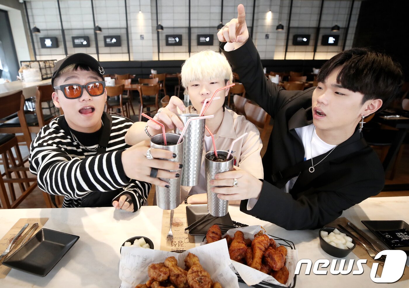 본문 이미지 - 2018.4.20.압구정로데오 치킨집. 엠넷 '고등래퍼2' 오담률(왼쪽부터), 윤진영, 이승화 딥풀이. ⓒ News1 권현진 기자