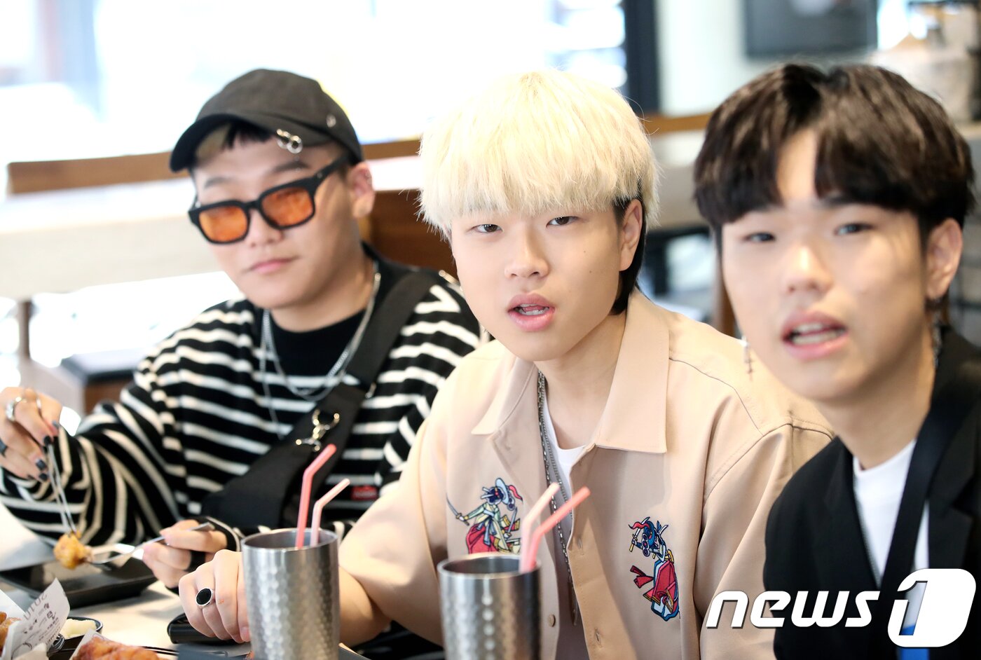 본문 이미지 - 2018.4.20.압구정로데오 치킨집. 엠넷 '고등래퍼2' 오담률(왼쪽부터), 윤진영, 이승화 딥풀이. ⓒ News1 권현진 기자