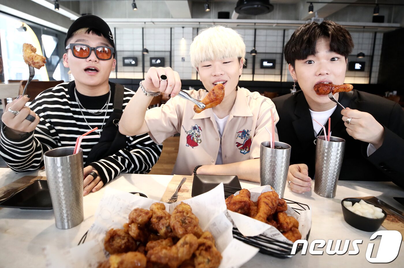 본문 이미지 - 2018.4.20.압구정로데오 치킨집. 엠넷 '고등래퍼2' 오담률(왼쪽부터), 윤진영, 이승화 딥풀이. ⓒ News1 권현진 기자