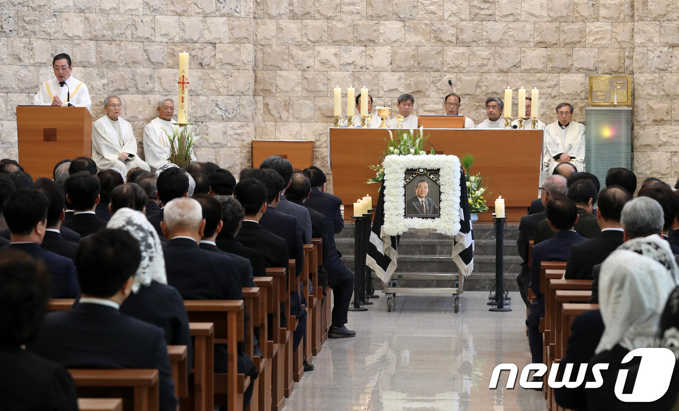 (서울=뉴스1) 박세연 기자 = 21일 오전 서울 서대문구 가재울성당에서 故 김상현 더불어민주당 상임고문 장례미사가 엄수되고 있다. 2018.4.21/뉴스1