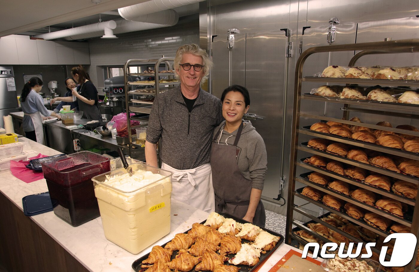 본문 이미지 - 비 파티세리 창업자 미쉘 수아즈(좌)와 벨린다 렁 ⓒ News1