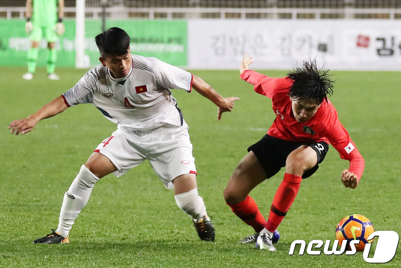 (수원=뉴스1) 오장환 기자 = 22일 오후 경기도 수원시 팔달구 수원월드컵경기장에서 열린 2018 수원 JS컵 U-19 국제청소년 축구대회 대한민국과 베트남의 경기에서 안준혁이 …