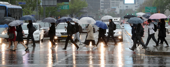 [오늘의 날씨] 강원(4일, 토)…흐리고 비바람, 강수량 최고 60㎜