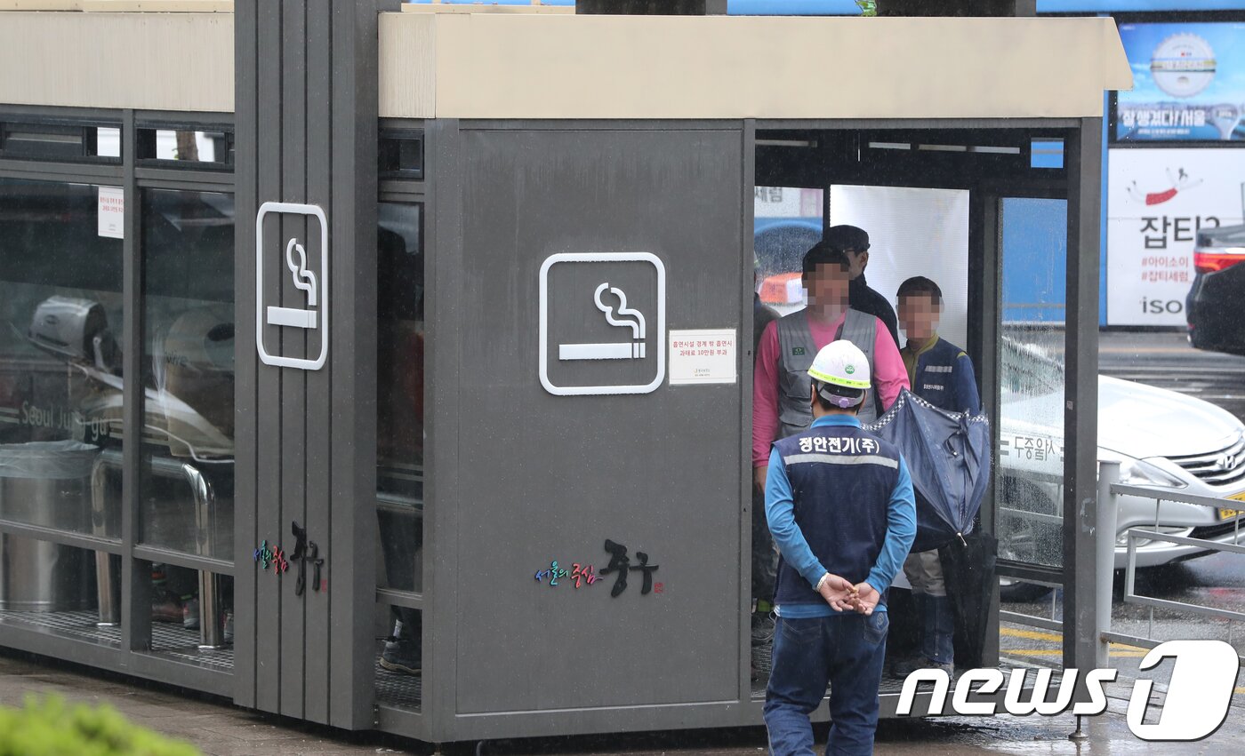 본문 이미지 - 서울 을지로에 설치된 흡연부스. 2018.4.23/뉴스1 ⓒ News1 허경 기자