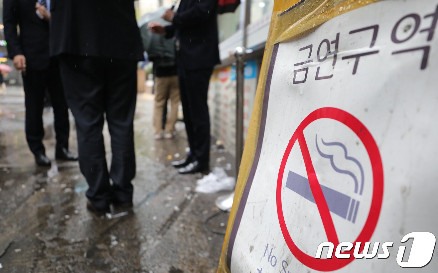 본문 이미지 - 서울 소공동 골목 금연구역 내 흡연. 2018.4.23/뉴스1 ⓒ News1 허경 기자