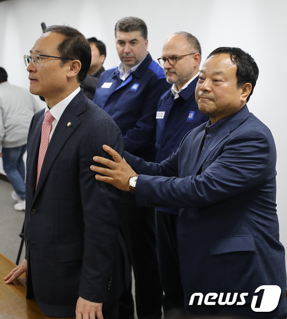 한국지엠 노사 잠정합의 관련 발표하는 홍영표 의원
