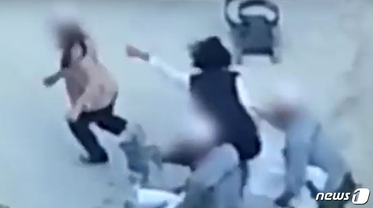 본문 이미지 - 조양호 한진그룹 회장의 부인 이명희 씨로 추정되는 인물이 하청업체 직원들을 밀치고, 삿대질을 하고, 서류를 뺏어 바닥에 더닞고 있다. (유튜브 갈무리) 2018.4.23/뉴스1 ⓒ News1 이승배 기자