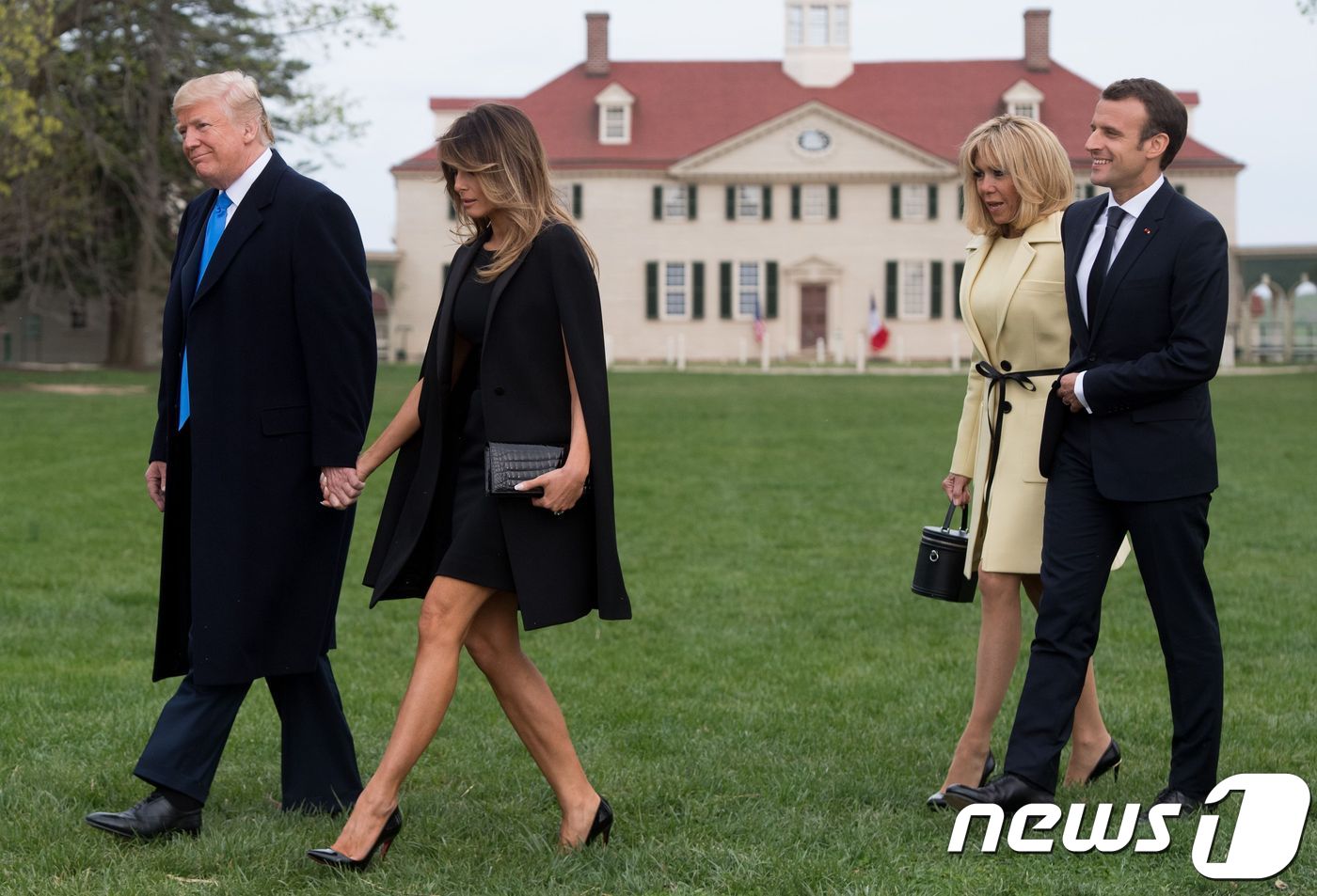 (마운트 버논 AFP=뉴스1) 우동명 기자 = 도널드 트럼프 미국 대통령과 부인 멜라니아 여사, 에마뉘엘 마크롱 프랑스 대통령과 부인 브리지트 여사가 23일 (현지시간) 버지니아 …