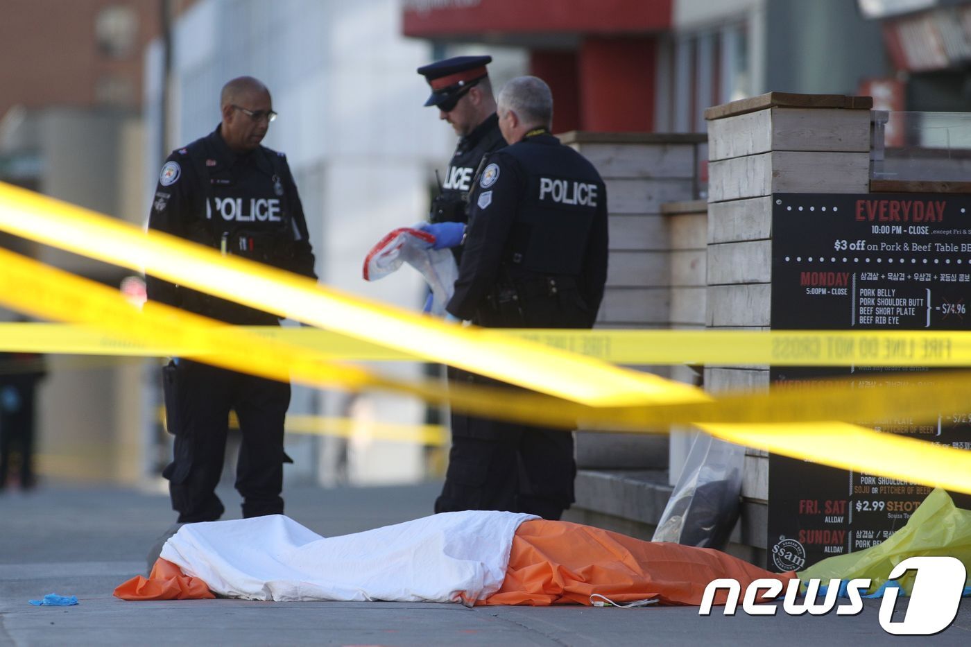 본문 이미지 - 23일 캐나다 토론토에서 발생한 차량 돌진 사고 현장. <자료사진> ⓒ AFP=뉴스1