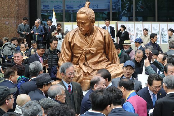 본문 이미지 - 2018년 4월 24일  서울 종로구 서린동 전옥서 터 앞에서 열린 '녹두장군' 전봉준 동상 제막식. ⓒ News1
