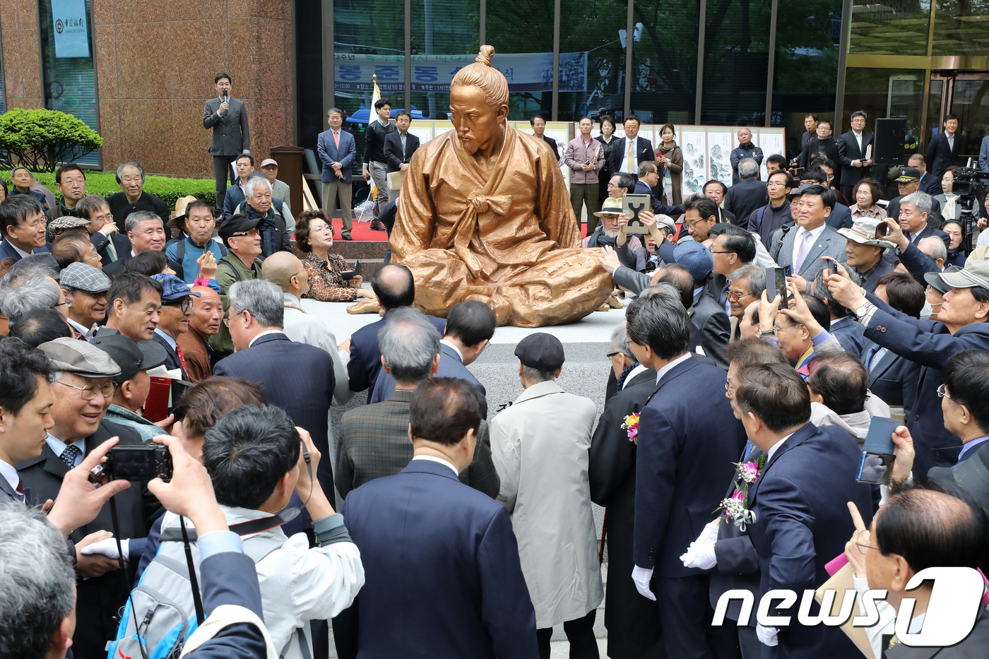 (서울=뉴스1) 임세영 기자 = 24일 오후 서울 종로구 서린동 전옥서 터 앞에서 열린 '녹두장군' 전봉준 동상 제막식에서 참석자들이 전봉준 장군 동상을 바라보고 있다. 전봉준 장 …