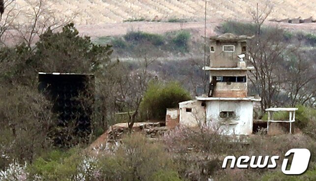 본문 이미지 - 남북정상회담을 사흘 앞둔 24일 오후 서부전선 북한 초소에 설치된 확성기가 작동을 멈춰 비무장지대에 정적이 흐르고 있다.2018.4.24/뉴스1 ⓒ News1 이재명 기자