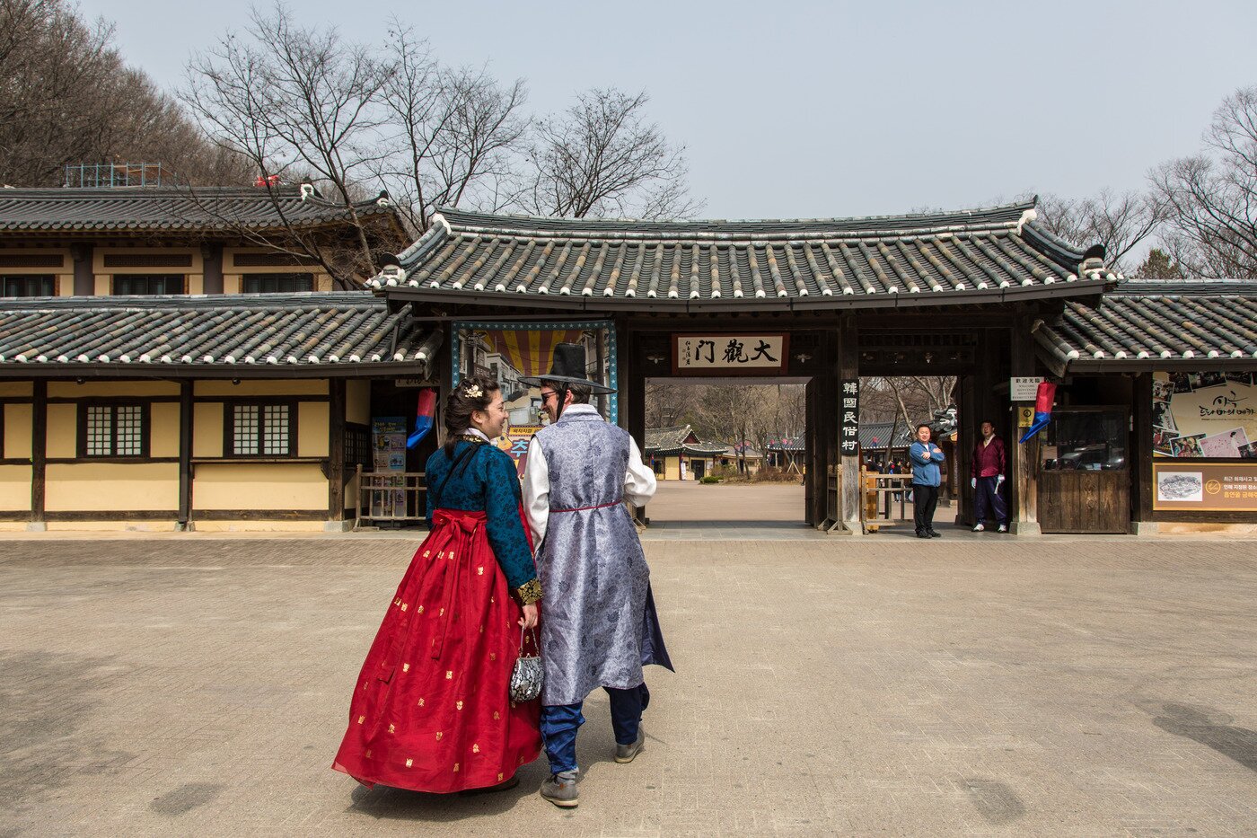 본문 이미지 - 한국민속촌에 한복 체험을 하는 여행자들. 관광공사 제공
