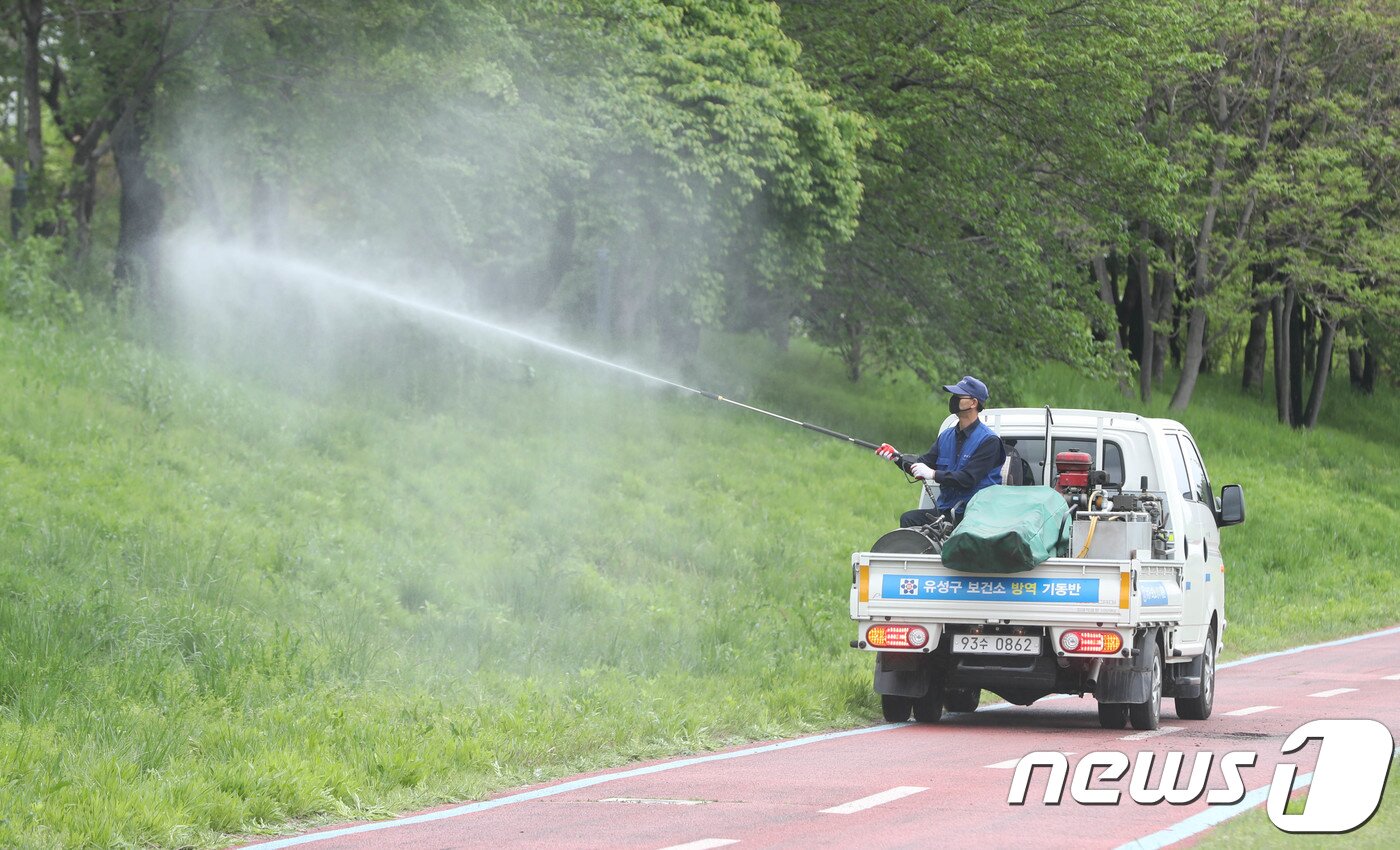 본문 이미지 - 진드기 매개 중증열성혈소판 감소증후군(Severe Fever with Thrombocytopenia Syndrome) 방역 모습.(사진은 기사 내용과 무관함) / 뉴스1 ⓒ News1