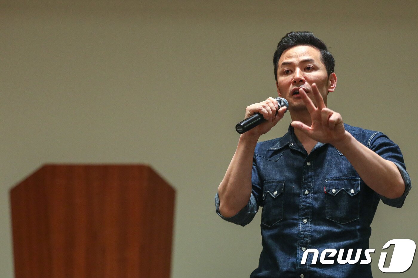 본문 이미지 - 지난 24일 오후 서울 종로구 뉴스1 본사에서 열린 명사 초청 강연회에서 김창옥 휴먼컴퍼니대표가 '유쾌한 소통의 법칙'에 대해 강연하고 있다. 2018.4.24/뉴스1 ⓒ News1 성동훈 기자