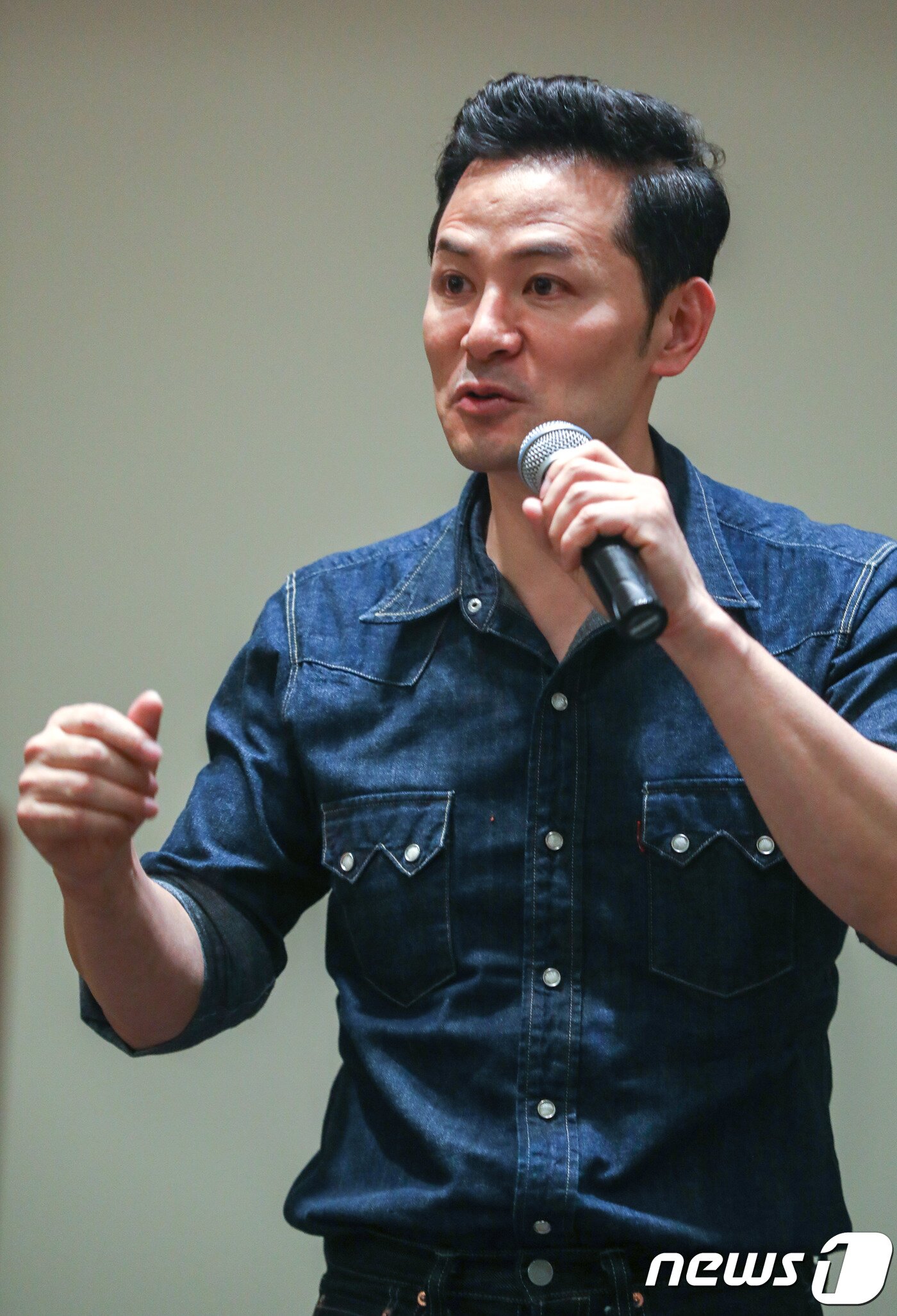 본문 이미지 - 지난 24일 오후 서울 종로구 뉴스1 본사에서 열린 명사 초청 강연회에서 김창옥 휴먼컴퍼니대표가 '유쾌한 소통의 법칙'에 대해 강연하고 있다. 2018.4.24/뉴스1 ⓒ News1 성동훈 기자