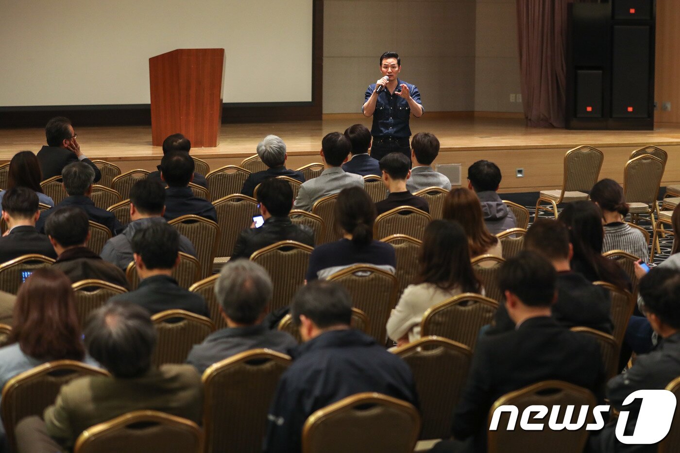 본문 이미지 - 지난 24일 오후 서울 종로구 뉴스1 본사에서 열린 명사 초청 강연회에서 김창옥 휴먼컴퍼니대표가 '유쾌한 소통의 법칙'에 대해 강연하고 있다. 2018.4.24/뉴스1 ⓒ News1 성동훈 기자