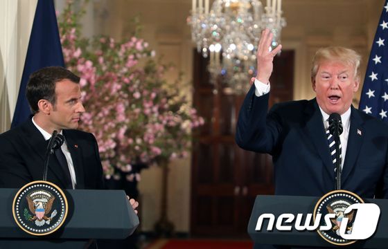 공동 기자회견을 하는 도널드 트럼프 미 대통령(오른쪽)과 에마뉘엘 마크롱 프랑스 대통령.© AFP=뉴스1