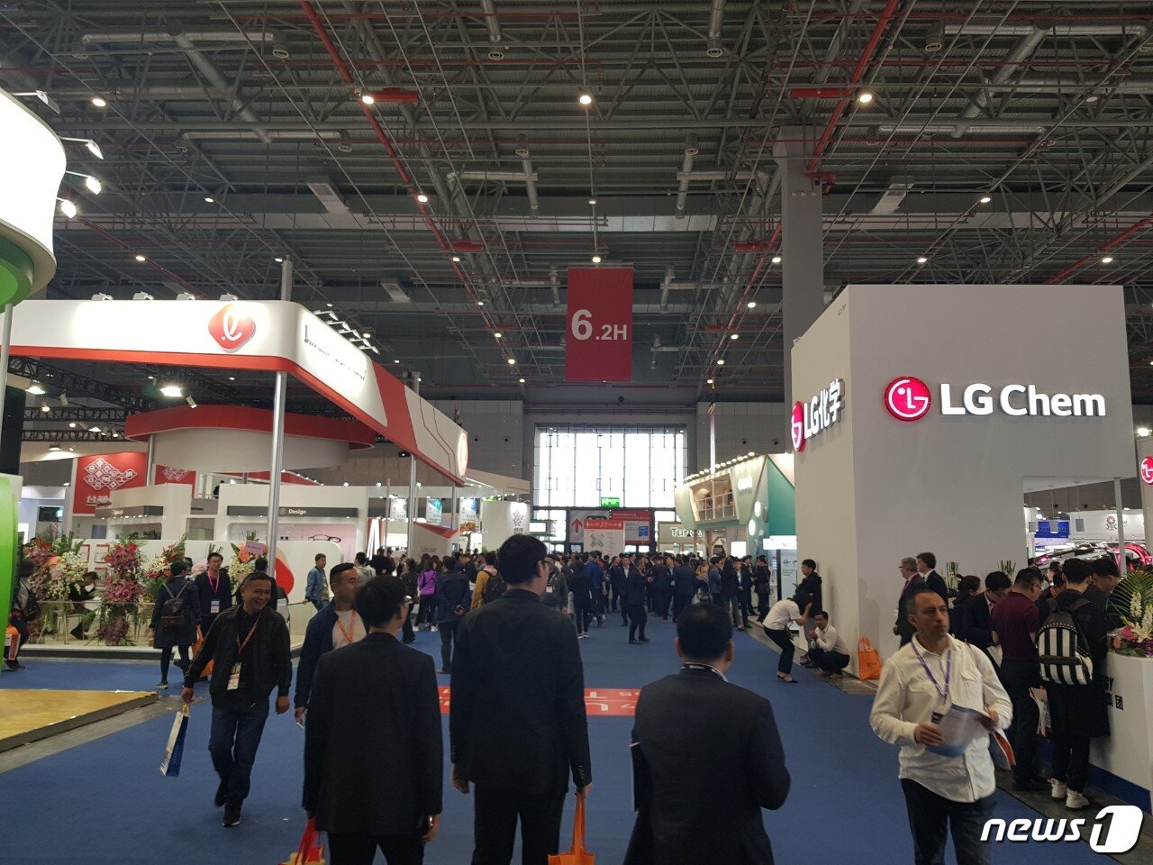 본문 이미지 - 국내 화학업계 경쟁사인 LG화학과 롯데케미칼은 이번 차이나플라스에서 전시부스를 맞은편에 마련했다.ⓒ News1