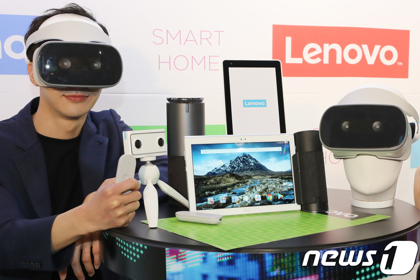 (서울=뉴스1) 임세영 기자 = 25일 오전 서울 강남구 역삼동의 한 복합문화시설에서 열린 한국레노버 미디어 간담회에서 모델들이 독립형 가상현실 헤드셋인 '미라지 솔로'와 스피커 …