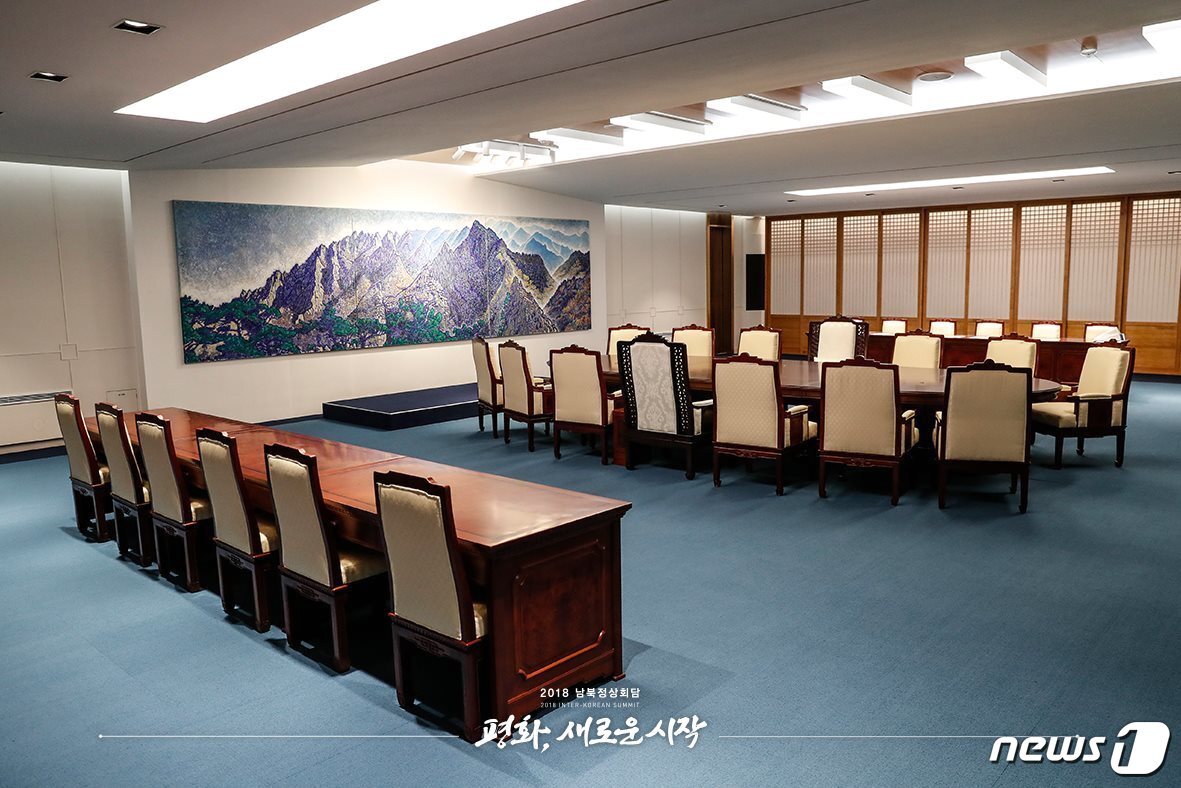 본문 이미지 - 남북정상회담이 열릴 판문점 평화의집 2층 정상회담장. &#40;청와대 제공&#41;  ⓒ News1