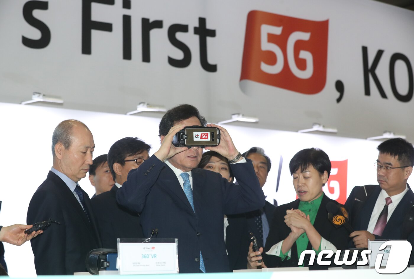 본문 이미지 - 이낙연 국무총리가 25일 경기 고양시 일산서구 킨텍스에 마련된 '2018 남북정상회담 프레스센터'에서 남북정상회담 홍보 VR을 보고 있다. 2018.4.25/뉴스1 ⓒ News1 송원영 기자