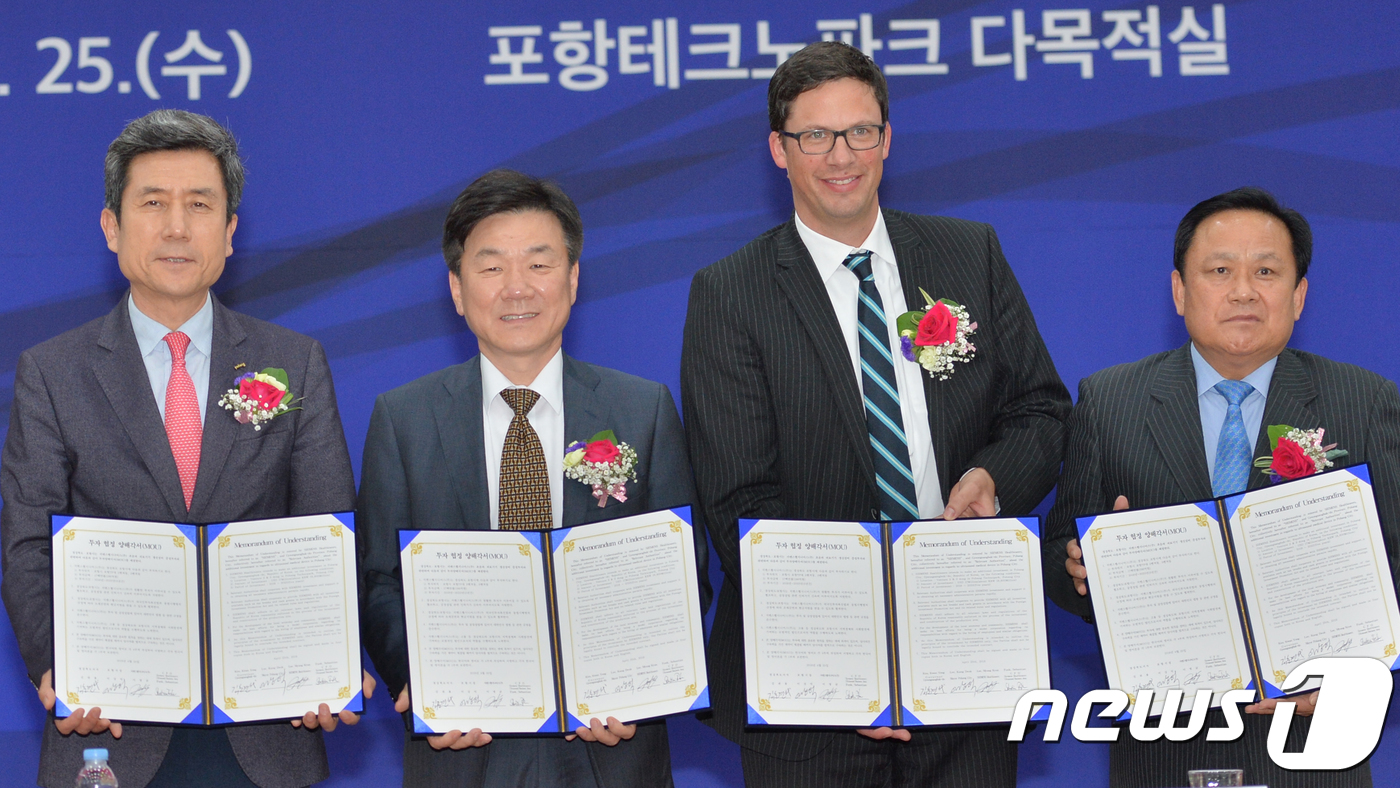(포항=뉴스1) 최창호 기자 = 25일 오후 경북 포항테크노파크에서 열린 포항시와 지멘스헬시니어스와의 투자 양해 체결식에서 이강덕 시장(왼쪽부터)과 이명균 지멘스헬시니어스 대표,세 …