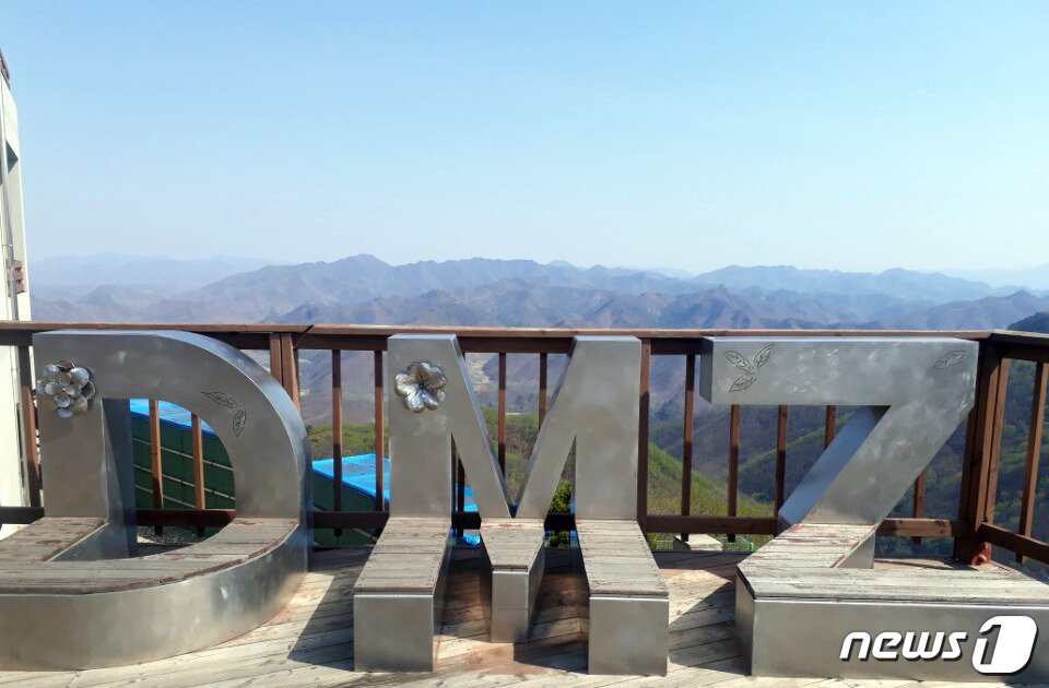본문 이미지 - 남북정상회담을 이틀 앞둔 25일 중동부 전선 최전방에 위치한 칠성전망대에서 바라본 북한. ⓒ News1 홍성우 기자
