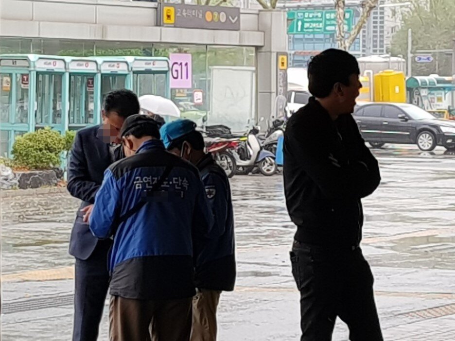 본문 이미지 - 김모(52)씨가  고속터미널역 인근 금연지역에서 흡연을 하다가 구청 단속직원에 적발됐다. 2018.04.24 ⓒ News1 이승환 기자