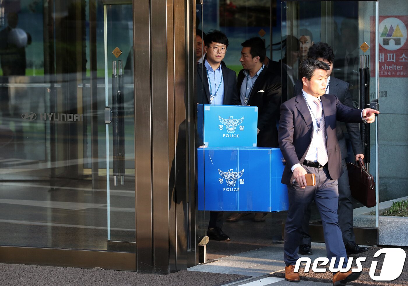 본문 이미지 - 경찰의 현대건설 압수수색 모습.(뉴스1 자료사진)ⓒ News1 오대일 기자