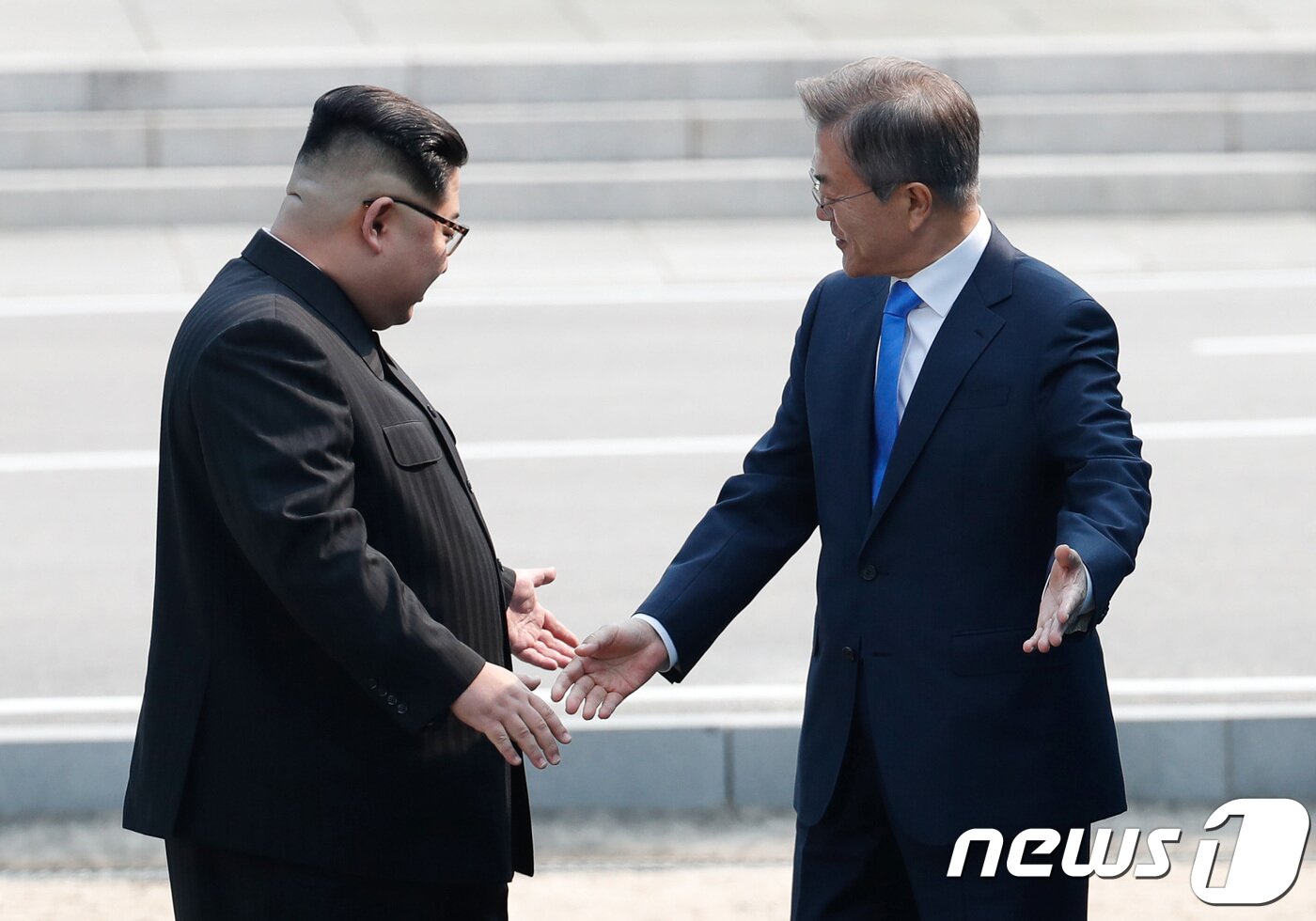 본문 이미지 - 문재인 대통령이지난 2018년 4월 27일 경기도 파주 판문점 군사분계선에서 김정은 북한 국무위원장과 만나 길을 안내하고 있는 모습. 2018.4.27/뉴스1 ⓒ News1 한국공동사진기자단
