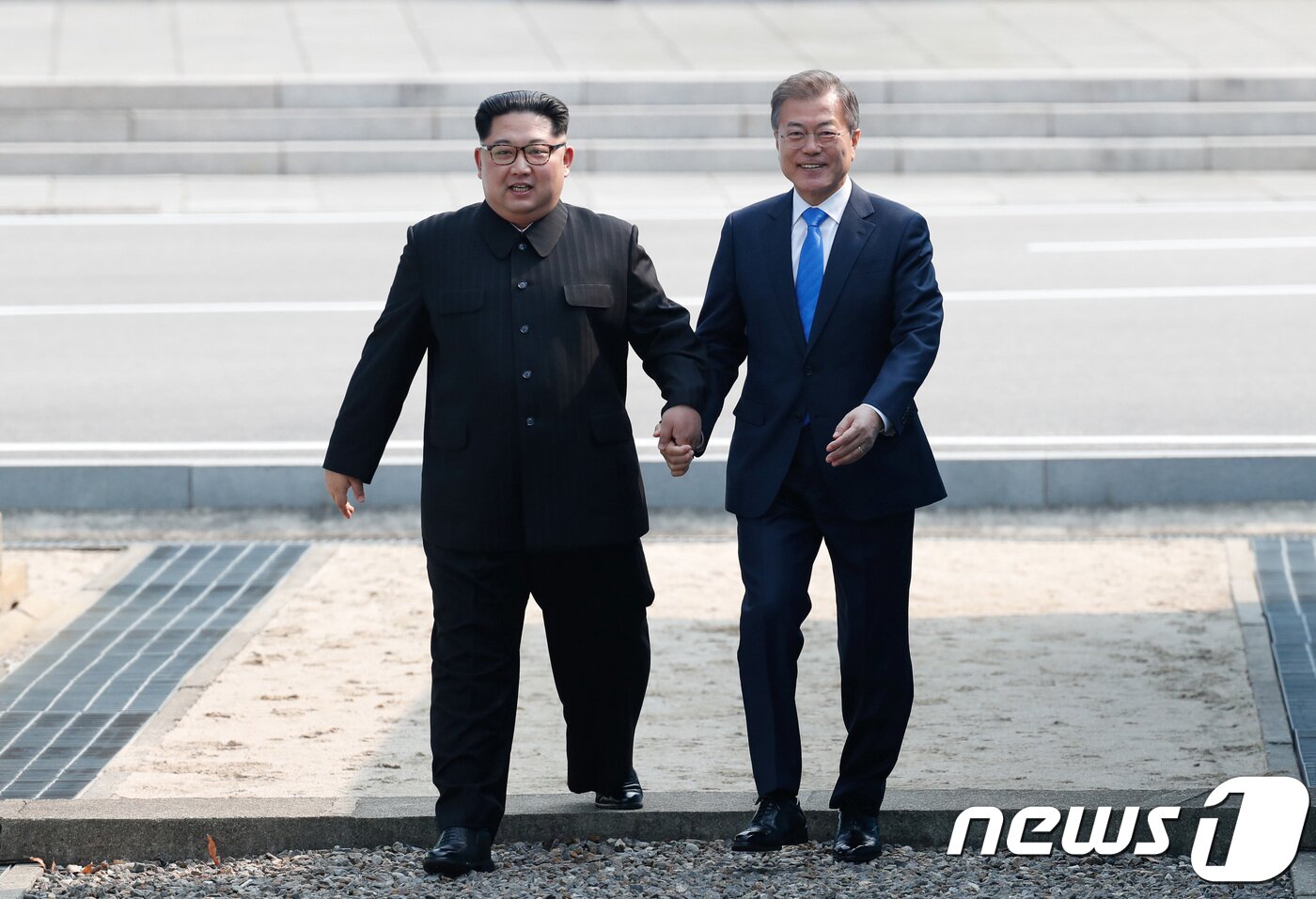 본문 이미지 - 문재인 대통령(오른쪽)과 김정은 북한 조선노동당 총비서. 2018.4.27/뉴스1 ⓒ News1 한국공동사진기자단
