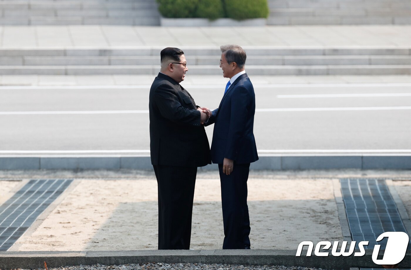 본문 이미지 - 2018 남북정상회담이열린 27일 오전 문재인 대통령과 김정은 북한 국무위원장이 판문점에서 만나 인사를 나누고 있다. 2018.04.27 ⓒ News1 한국공동사진기자단