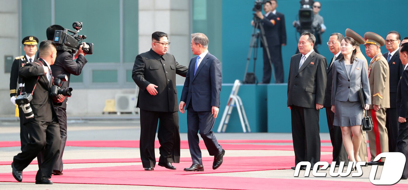 본문 이미지 - 김정은 국무위원장이 27일 오전 판문점 평화의집앞에서 국군의장대 사열을 마친 후 정상회담장으로 이동하다 문재인 대통령에게 기념촬영을 제안하고 있다. 2018.4.27 ⓒ News1 한국공동사진기자단