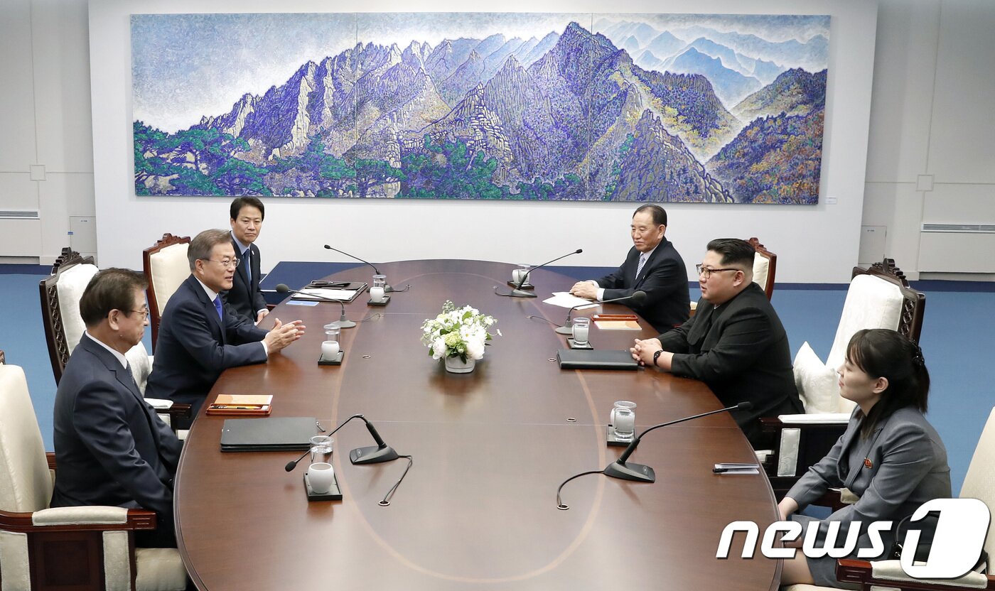 본문 이미지 - 문재인 대통령과 김정은 북한 국무위원장이 판문점 평화의 집에서 마주 앉아 남북정상회담을 하고 있다. 2018.4.27/뉴스1 ⓒ News1 한국공동사진기자단
