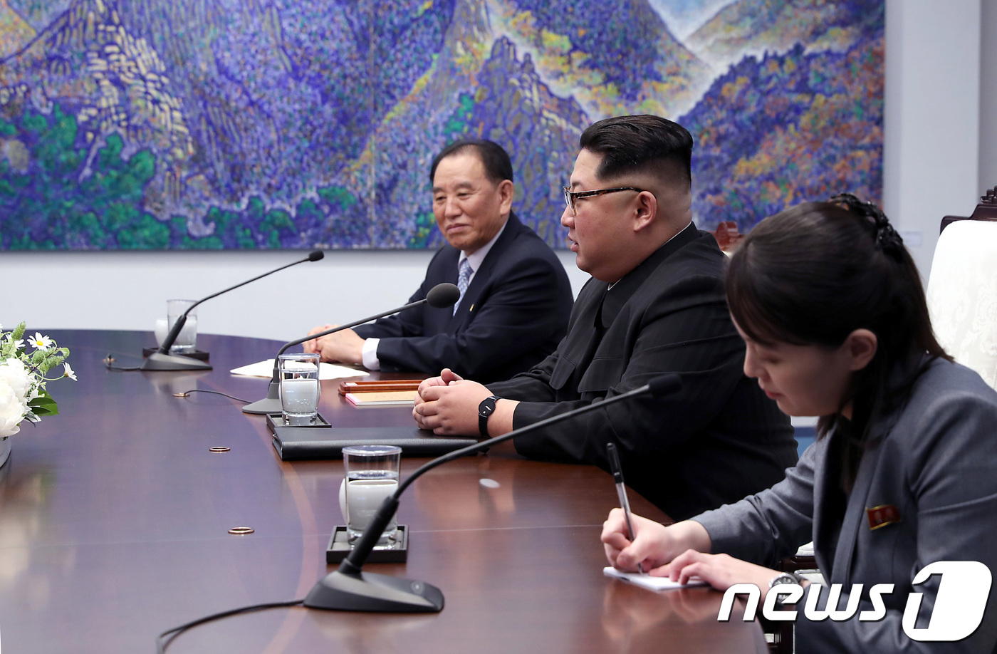 (판문점=뉴스1) 한국공동사진기자단 = 문재인 대통령과 김정은 국무위원장이 27일 오전 판문점 평화의 집 2층 회담장에서 남북정상회담을 하고 있다. 북측 수행원인 김여정 노동당 정 …