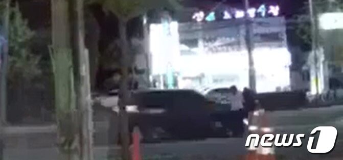 본문 이미지 - 지난 20일 오전 00시 50분쯤 광주 서구 쌍촌동 모 교회 앞 왕복 9차선 도로에서 A씨가 차를 몰다가 무단횡단을 하던 대학생 B씨(23·여)와 C씨(23·여)를 친 사고가 발생했다. 이 사고로 B씨는 지난 25일 숨졌으며, C씨는 병원에서 치료를 받고 있다.사진은 사고 당시 현장 모습.(유투브 영상 캡쳐 화면) 2018.4.27/뉴스1 ⓒ News1