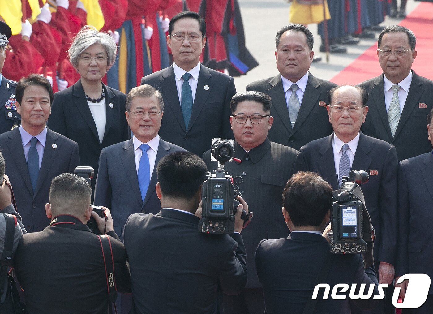 본문 이미지 - 문재인 대통령과 김정은 북한 국무위원장이 27일 오전 경기도 파주 판문점 남측 평화의집 앞에서 열린 공식환영식을 마친 뒤 양측 수행원과 기념촬영을 하고 있다.2018.4.27 ⓒ News1 한국공동사진기자단