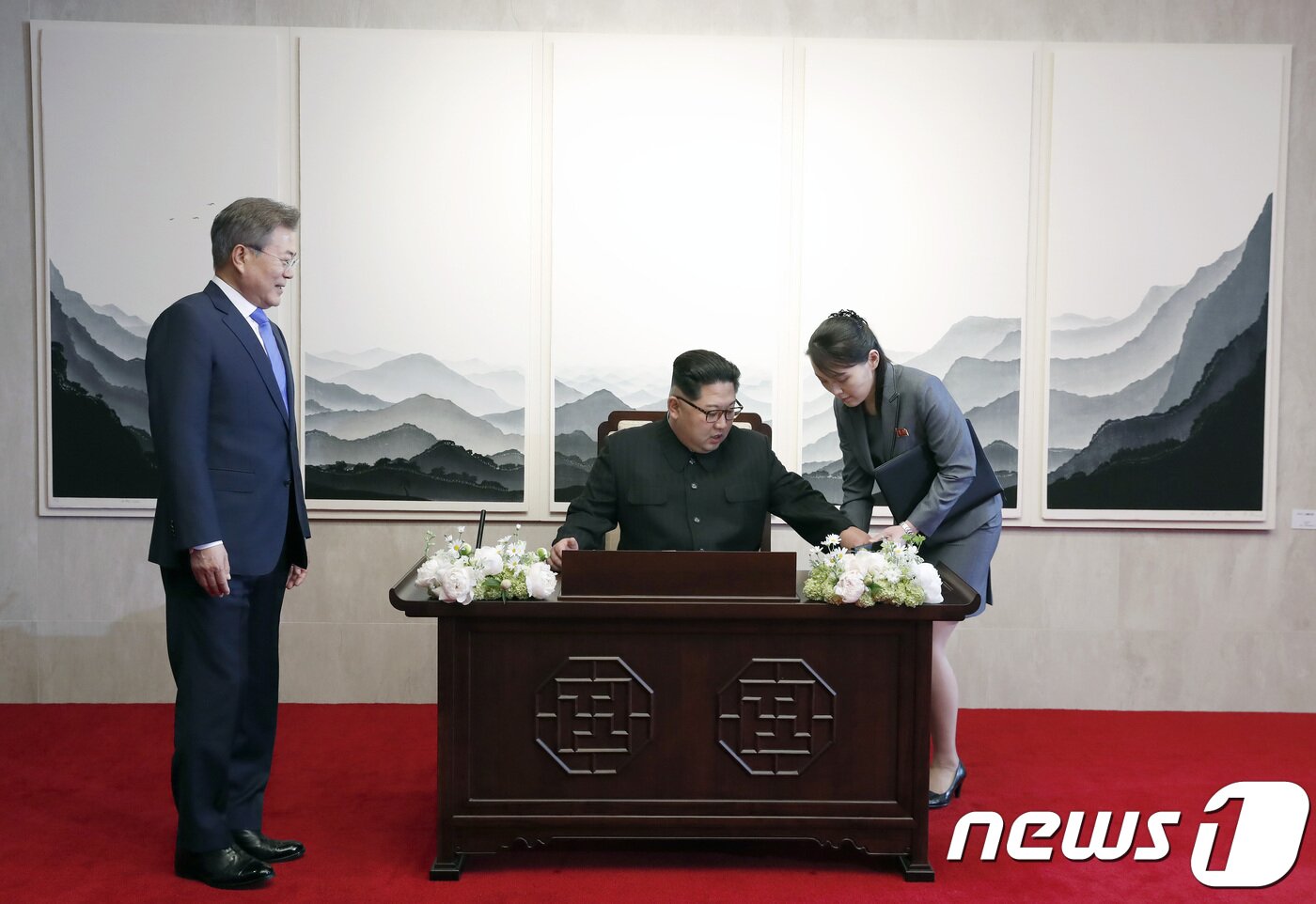 본문 이미지 - 김정은 북한 국무위원장이 27일 오전 판문점 평화의집에서 남북정상회담을 갖기 전 방명록을 작성하고 있다. 남과 북 양 정상은 이날 세계 유일 분단국가의 상징인 판문점에서 한반도 비핵화, 종전 선언을 포함한 평화체제 구축, 남북관계 개선 등 한반도의 운명이 걸린 의제를 논의한다. 2018.4.27/뉴스1 ⓒ News1 한국공동사진기자단