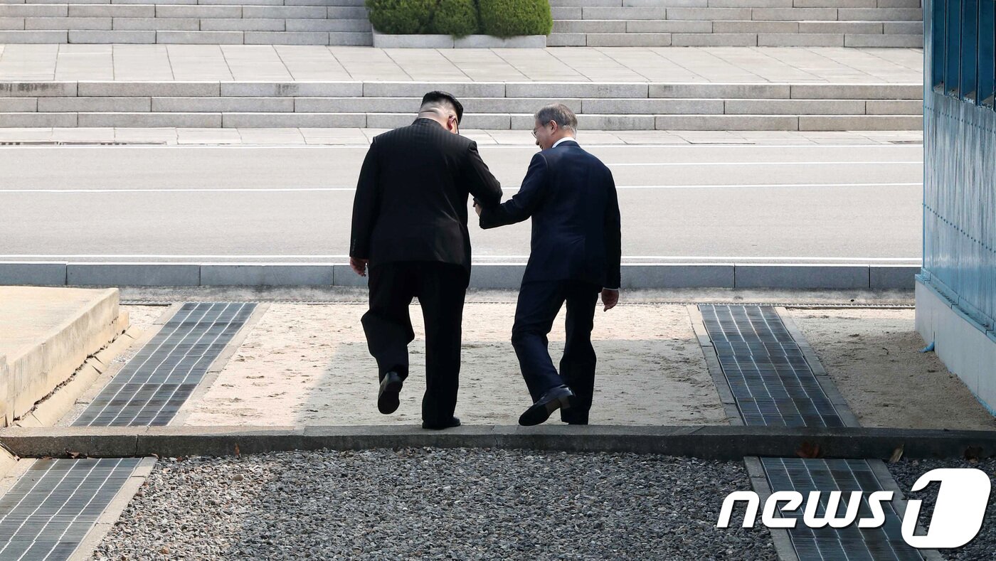 본문 이미지 - 문재인 대통령과 김정은 북한 국무위원장이 27일 오전 손을 맞잡은 채 판문점 군사분계선(MDL)을 넘어 예정에 없던 깜짝 방북하고 있다. 남과 북 양 정상은 이날 세계 유일 분단국가의 상징인 판문점에서 한반도 비핵화, 종전 선언을 포함한 평화체제 구축, 남북관계 개선 등 한반도의 운명이 걸린 의제를 논의한다. 2018.4.27/뉴스1 ⓒ News1 한국공동사진기자단