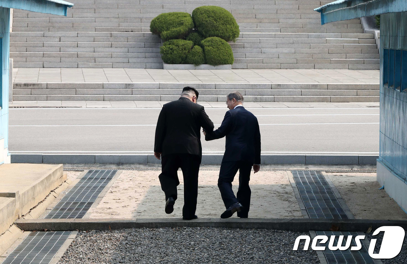 (판문점=뉴스1) 한국공동사진기자단 = 문재인 대통령과 김정은 북한 국무위원장이 27일 오전 손을 맞잡은 채 판문점 군사분계선(MDL)을 넘고 있다.남과 북 양 정상은 이날 세계 …