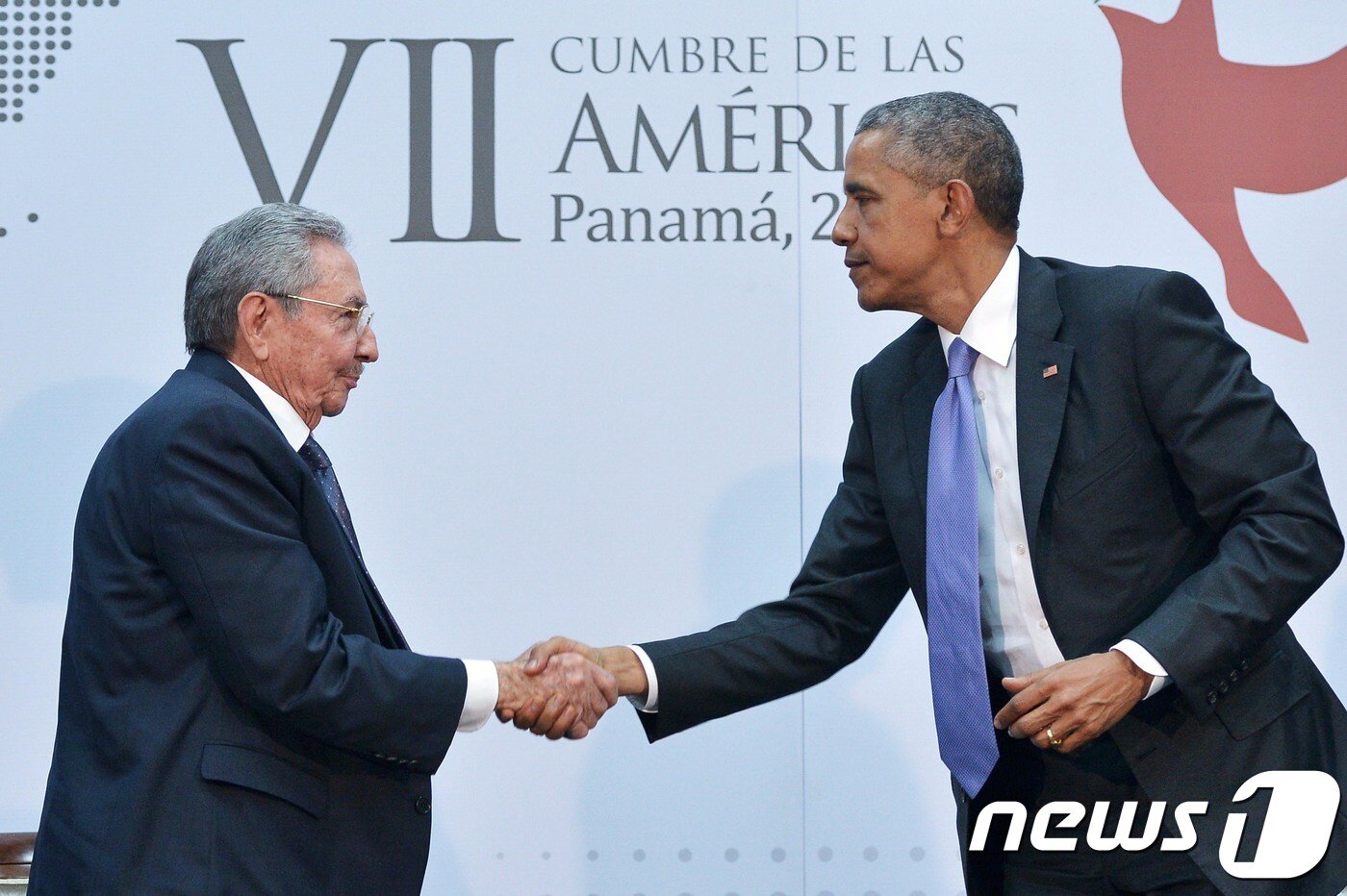 본문 이미지 - 2015년 4월11일 버락 오바마 전 미국 대통령(오른쪽)과 라울 카스트로 전 쿠바 국가평의회 의장의 악수 장면. ⓒ AFP=뉴스1