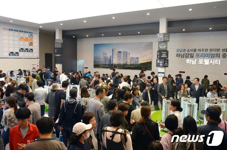 본문 이미지 - '하남 포웰시티' 모델하우스 내부에 운집한 방문객들의 모습.ⓒ News1