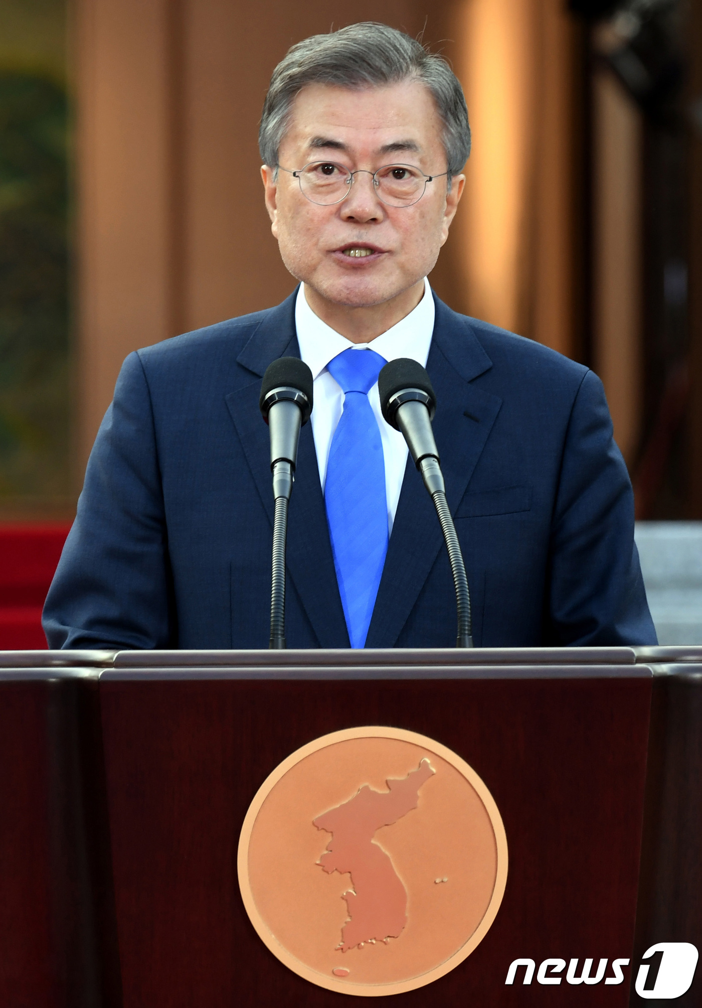 (판문점=뉴스1) 한국공동사진기자단 = 문재인 대통령이 27일 오후 판문점 평화의 집 앞에서 남북정상회담을 마치고 '한반도의 평화와 번영, 통일을 위한 판문점 선언'을 발표하고 있 …