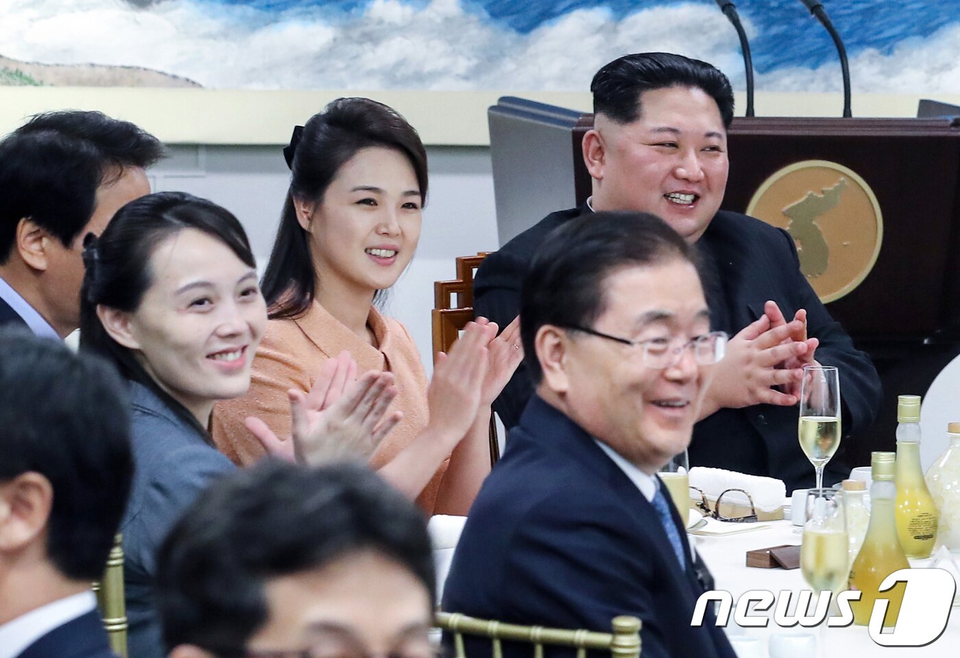 본문 이미지 - 김정은 북한 국무위원장 내외 등이 27일 오후 판문점 평화의 집에서 열린 환영만찬에서 제주도 오연준군의 '고향의 봄'을 듣고 박수를 치고 있다.  2018.4.27/뉴스1 ⓒ News1 한국공동사진기자단