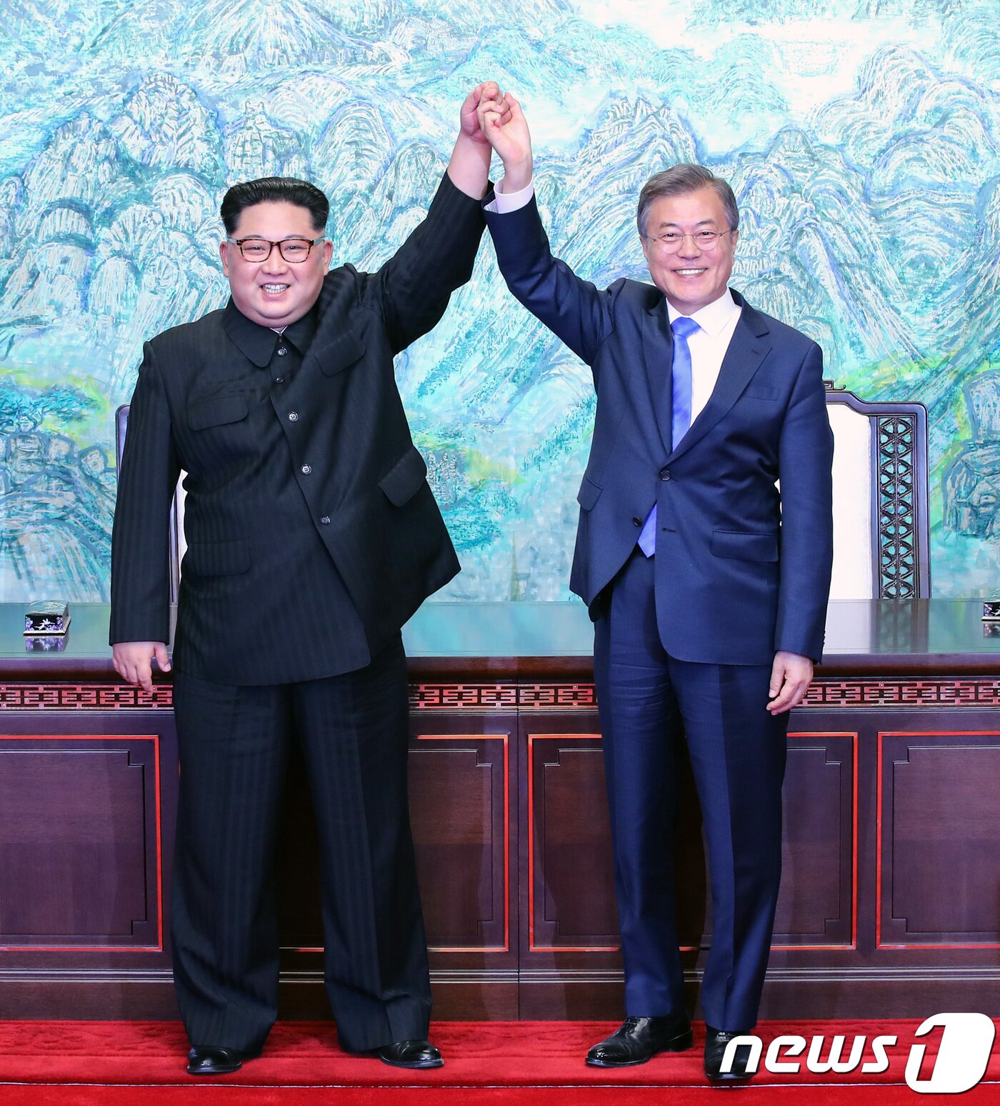 본문 이미지 - 문재인 대통령과 김정은 북한 국무위원장이 27일 오후 판문점 평화의 집에서 열린 남북정상회담에서 한반도의 평화와 번영, 통일을 위한 판문점 선언문에 서명 후 서로 손을 잡고 위로 들어 보이고 있다. 2018.4.27/뉴스1 ⓒ News1 한국공동사진기자단
