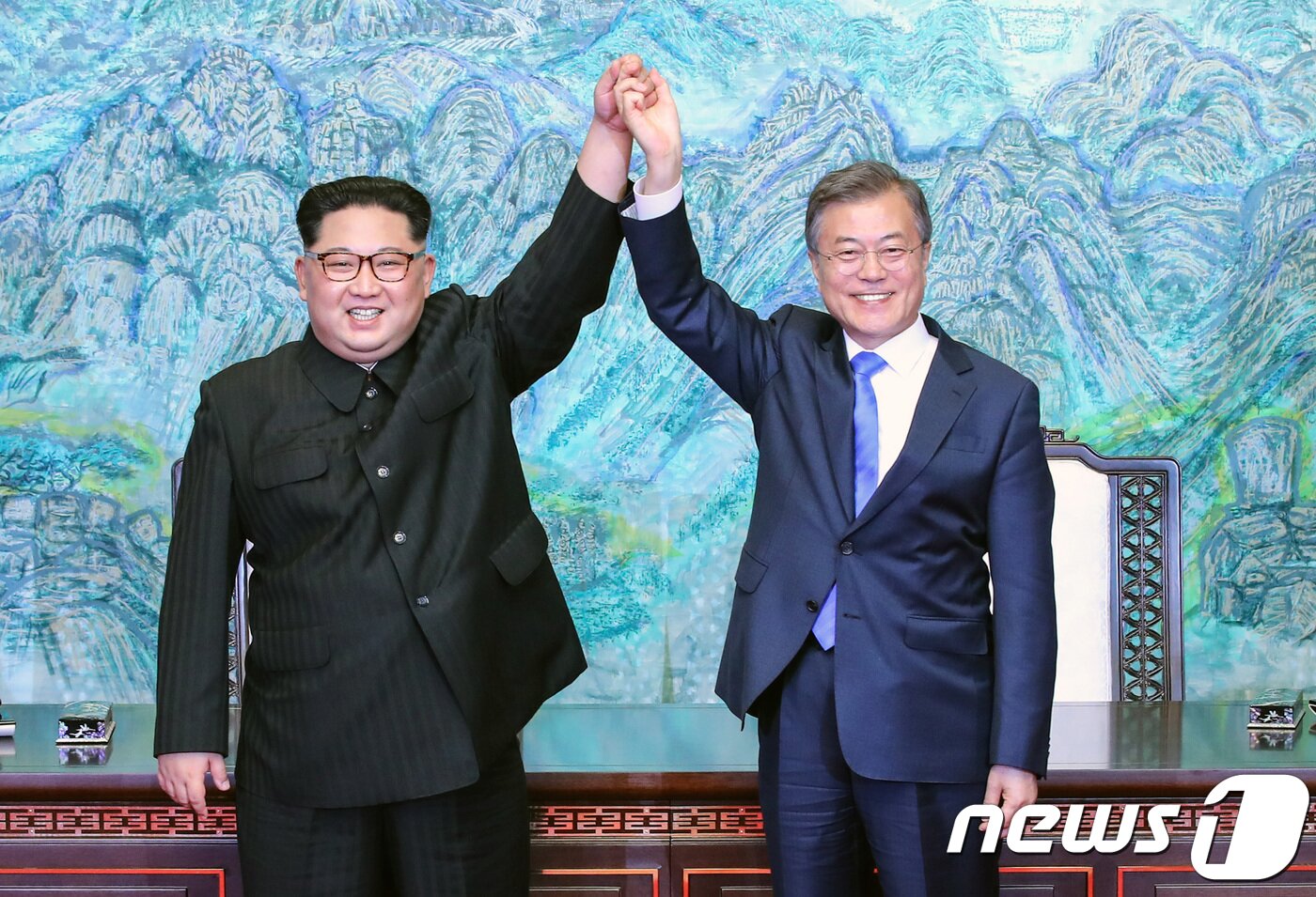 본문 이미지 - 문재인 대통령과  김정은 위원장이 판문점 선언문에 서명한 후 손을 들어보이고 있다. 2018.4.27/뉴스1 ⓒ News1 한국공동사진기자단